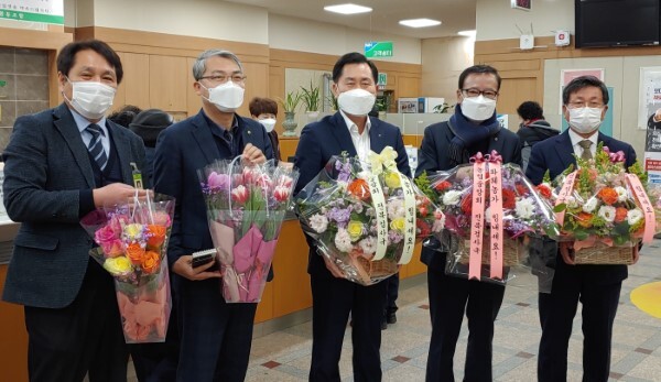 (오른쪽부터) 김성주 신태인농협조합장, 김원철 농협중앙회이사, 이문구 전북검사국장, 이용균 정읍시지부장, 강충완 신태인농협전무.