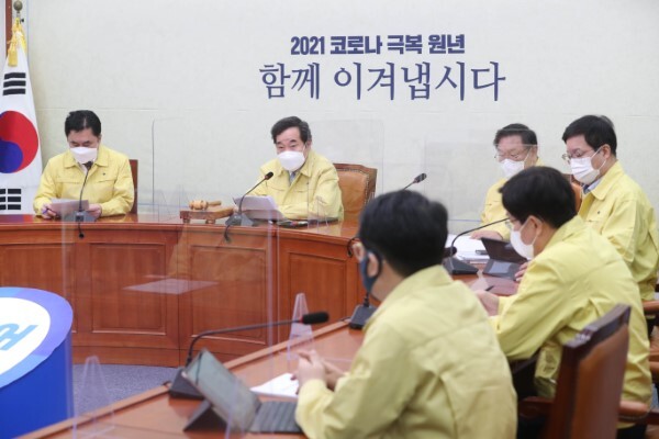 더불어민주당 이낙연 대표가 15일 오전 서울 여의도 국회에서 열린 최고위원회의에서 발언하고 있다. /사진=연합뉴스