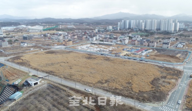 문화재청과 국립완주문화재 연구소가 전북혁신도시 내 '국립완주문화재연구소 전북문화재 연구센터' 건립 예정을 밝혔다. 사진은 15일 완주군 이서면 용서리에 위치한 국립완주문화재연구소 전북문화재 연구센터 건립 부지. /조현욱 기자