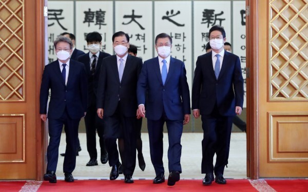 문재인 대통령이 15일 청와대에서 신임 국무위원 임명장 수여식을 마친 후 정의용 외교부 장관, 권칠승 중소벤처기업부 장관, 황희 문화체육관광부 장관 등과 환담장으로 이동하고 있다. /사진=연합뉴스