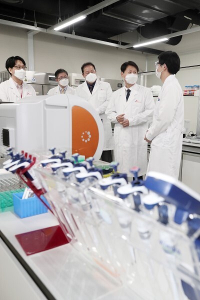 김강립 식품의약품안전처장이 15일 오전 경기도 성남시 SK바이오사이언스 연구소에서 신종 코로나바이러스 감염증(코로나19) 백신 품질검사 시설을 살펴보고 있다. /사진=연합뉴스