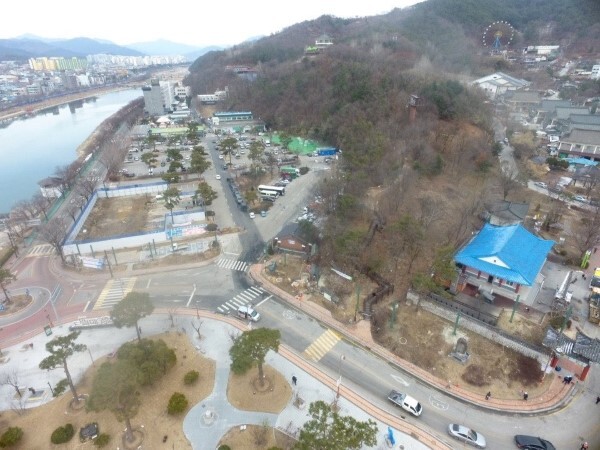 남원 관광형 모노레일 설치 사업이 공정률 20%를 넘어서며 본격화되고 있다. 사진은 남원관광지 민간개발사업이 추진되는 춘향테마파크 일대 모습 /사진제공=남원시