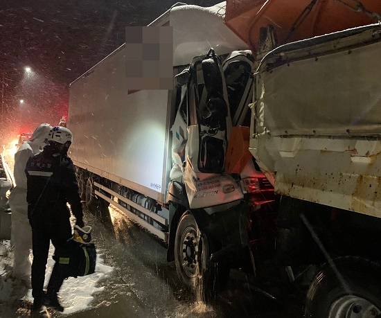 17일 오전 1시 31분께 남원시 주생면 인근 순천완주고속도로 화물차-제설차 간 추돌사고 현장. /사진=전북소방본부