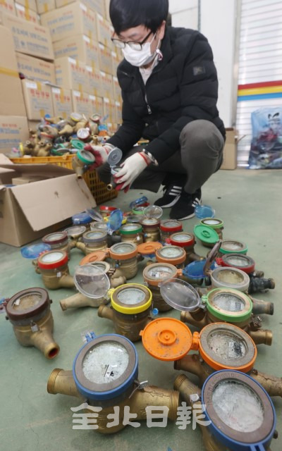 도내 전역에 많은 눈과 한파가 찾아온 17일 전주시 맑은물사업본부 상수도계량기시험소에서 직원이 동파된 수도계량기를 정리하고 있다. /조현욱 기자