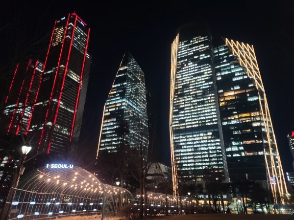여의도 공원에서 바라본 서울국제금융센터 인근 야경.