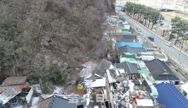 18일 전주시 중화산동의 가파른 절벽 아래 위치한 작은마을에 날씨가 따뜻해지면서 얼어있던 바위가 무너질 듯 위태로운 모습을 보여 주민들이 불안을 겪고 있다. /조현욱 기자