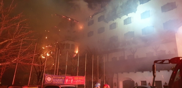 불타는 티롤호텔 모습. 전북소방본부 제공