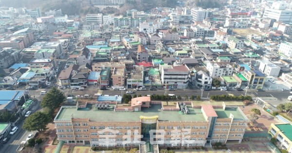 20일 드론으로 촬영한 전주 종합경기장 옆 '전라중교일원 주택 재개발사업'의 정비구역. /조현욱 기자