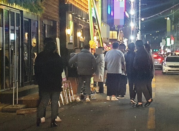 거리두기 완화 후 첫 불금이었던 20일 오후 9시 40분께 익산시 신동 대학로 다사랑사거리 일대. 핫 플레이스로 불리는 몇몇 술집 앞은 차량이 지나가기 힘들 정도로 떼 지어 유흥을 즐기는 젊은이들로 북적였다.