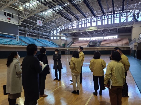 전경식 남원시 부시장 등 시 관계자들이 7월 운영을 앞둔 코로나19 백신 예방접종센터(춘향골체육관)에서 진행 상황을 점검하고 있다. /남원=김영호 기자