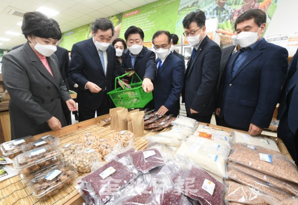전북을 방문한 더불어민주당 이낙연 대표가 20일 완주 삼락농정 완주로컬푸드을 찾아 박성일 완주군수와 함께 매장을 둘러보고 있다. /오세림 기자