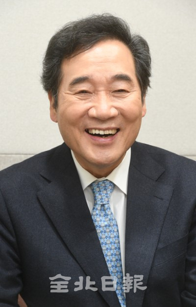 더불어민주당 이낙연 대표가 본보 편집국장과의 특별대담에서 환하게 웃으며 전북발전을 함꼐 하겠다는 뜻을 전하고 있다. /오세림 기자