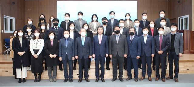 윤방섭(앞줄 중앙) 전주상공회의소 신임 회장이 22일 직원들과 기념촬영을 하고 있다.