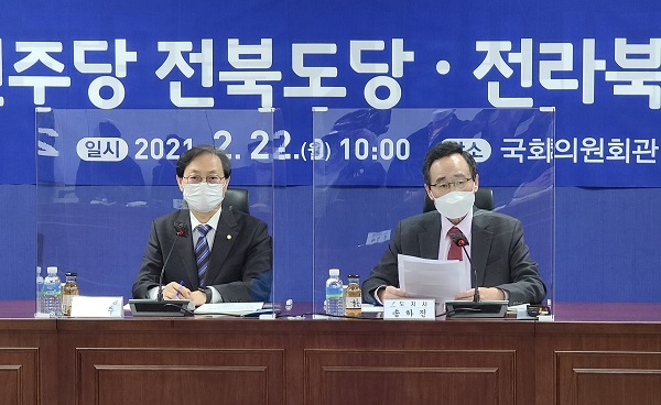 송하진 전북도지사와 김성주 민주당 전북도당위원장이 22일 국회의원회관서 열린 더불어민주당 전라북도당 주관 당정협의회에서 다른 참석자의 의견을 듣고 있다.