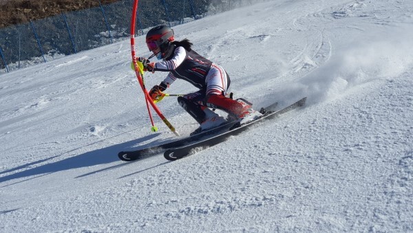 대회전 경기에서 기문을 통과하는 최태희 선수.