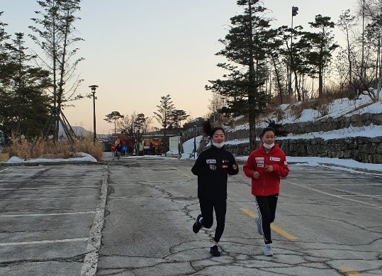 동계훈련중인 최태희(좌) 김서연(우) 설천중 알파인스키부 선수.