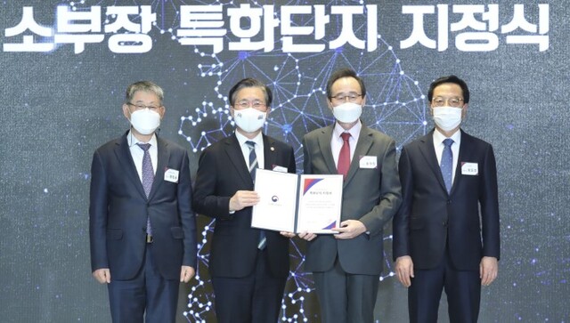 전북이 정부로부터 탄소 소재.부품.장비 특화단지로 공식 지정 됐다. 23일 서울 포시즌스 호텔에서 열린 소.부.장 특화단지 지정식에 참석한 (좌측부터) 황정모 효성첨단소재 대표이사, 성윤모 산업통상자원부 장관, 송하진 도지사, 성도경 비나텍 대표이사가 기념촬영을 하고 있다. /사진제공=전북도청