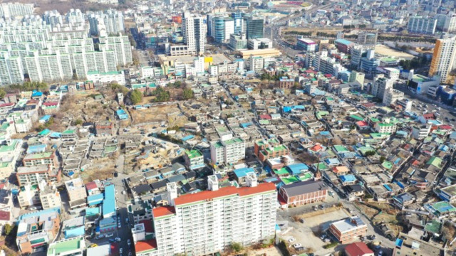 부동산 투자정보에 전주 서신동 감나무골 지역 재개발 구역이 올라오는 등 투기 움직임이 우려되고 있어 선제적 단속이 요구되고 있다. /오세림 기자