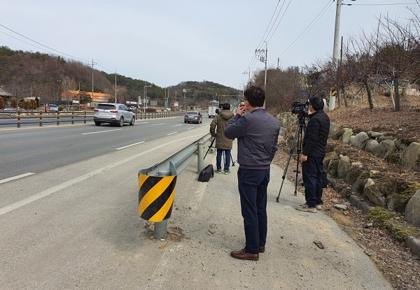 진안군청 직원과 전북지방환경청 직원 등 4명의 단속반원이 국도 26호선상에서 배출가스 차량 단속을 위해 사진 촬영을 하고 있다.