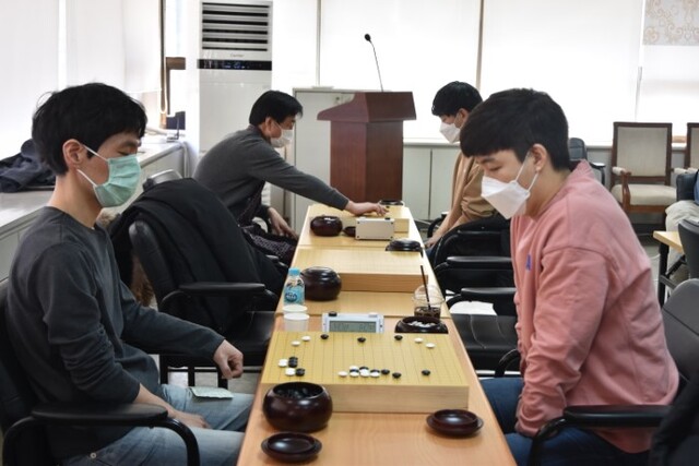 1천800승 달성한 이창호(왼쪽). 오른쪽은 대국에서 패한 한웅규 7단 /사진=한국기원