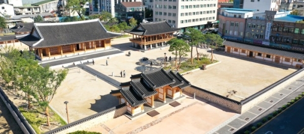 1951년 한국전쟁 당시 소실된 이후 70년 만에 복원된 전라감영 모습.