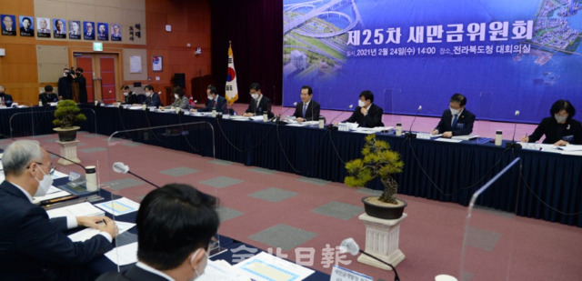 제25차 새만금위원회가 24일 도청 대회의실에서 열려 정세균 국무총리와 소순열 공동위원장, 김현수 농림축산식품부 장관, 한정애 환경부 장관, 변창흠 국토교통부 장관, 송하진 도지사 및 민간위원들이 참석해 열려 정세균 총리가 모두발언을 하고 있다. /전북사진기자단