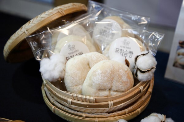 목포시청 ‘맛의 도시팀’은 목포 9미에 더해 저렴하게 즐길 수 있는 주전부리를 개발해 상품화에 나섰다. 사진은 그 중 두각을 나타내고 있는 목포솜빵.