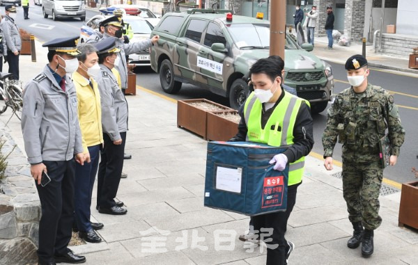 코로나19 백신 접종을 위해 25일 시군보건소에 백신이 운송돼 군인과 경찰의 호송을 받으며 전주시보건소에 백신이 도착하고 있다. /오세림 기자