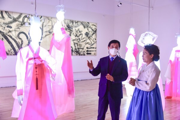 남원시립김병종미술관을 방문한 이환주 남원시장이 김혜순 한복 명장과 대화하고 있다.