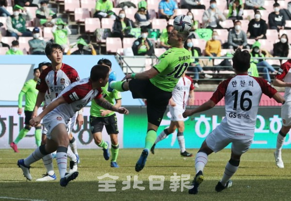 2021 K리그1 전북현대와 FC서울의 개막전이 전주월드컵경기장에서 열린 지난달 27일 전북 일류첸코 선수가 헤딩슛을 시도하고 있다. /조현욱 기자