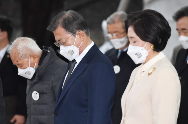 문재인 대통령이 1일 오전 서울 종로구 탑골공원에서 열린 제102주년 3ㆍ1절 기념식에서 묵념하고 있다. /사진=연합뉴스