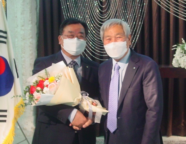 전북서남상공회의소 김적우 23대 회장(오른쪽)과 최종필 24대 회장.