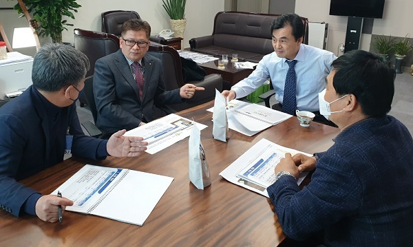 2일 국회를 방문한 고창 대성농협 김민성 조합장(왼쪽 두번째)이 안규백 의원 등 관계자들과 함께 고창군 대표브랜드 ‘높을고창 친환경 쌀’ 판로확보와 관련해 이야기를 나누고 있다.