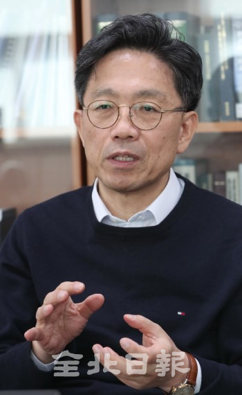 방윤혁 한국탄소산업진흥원장이 3일 본보와의 인터뷰에서 한국탄소산업진흥원이 향후 중점적으로 준비해야 할 사안에 대해 말하고 있다. /조현욱 기자