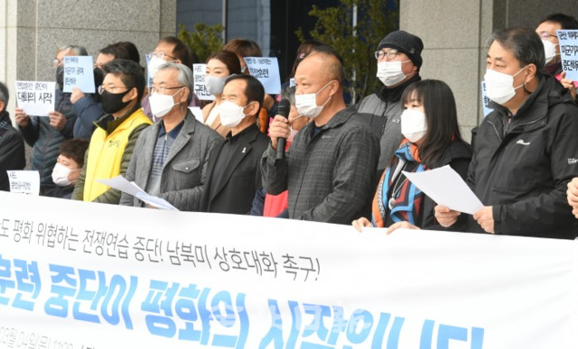 전북민중행동과 전북평화회의 회원들은 4일 도청 앞에서 한미연합훈련 중단 촉구 기자회견을 열고 한미연합군사훈련은 방어 훈련이 아닌 명백한 전쟁 연습이라며 중단을 촉구하고 있다. /오세림 기자