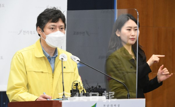 코로나19 아스트라제네카 백신을 접종 받은 후 도내에서 2명의 사망자가 발생한 4일 도보건당국이 브리핑을 통해 기저질환이 있던 환자로 아직 백신 부작용 여부는 확인되지 않았다고 발표하고 있다. /오세림 기자
