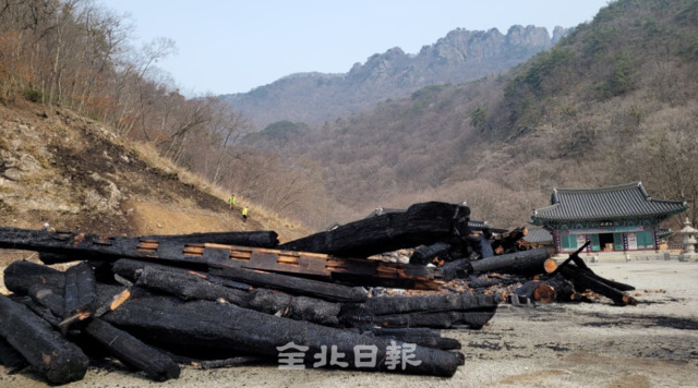 내장사 대웅전 화재 현장 너머로 보이는 서래봉.jpg /사진=정읍 임장훈 기자