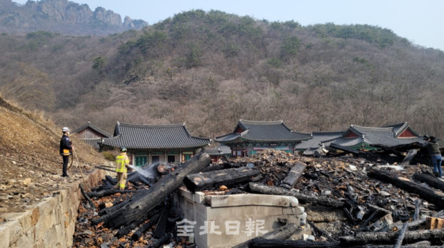 잔불에 제거 작업중인 소방관들 /사진=정읍 임장훈 기자