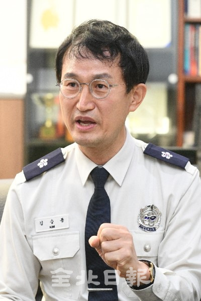 김승룡 전북소방본부장이 취임 한 달을 맞아 소방 취약지역에 대한 소방안전 서비스 확충 등 도민들의 '생명보호'에 최선을 다하겠다는 뜻을 전하고 있다. /오세림 기자