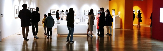 정읍시립미술관 특별기획전시 '피카소와 동시대 화가' 관람 모습.