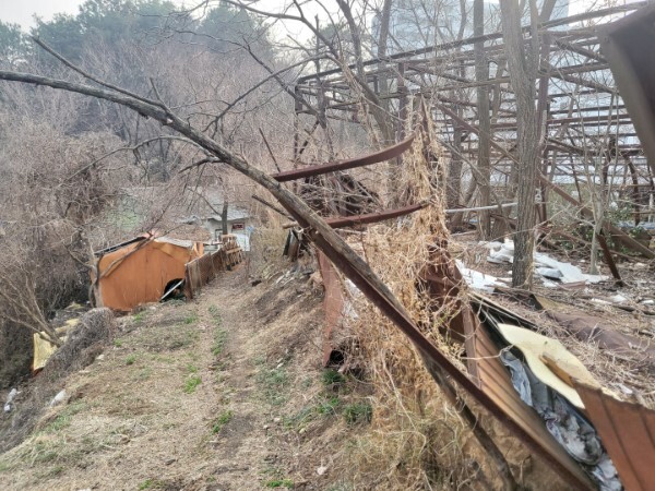 전주시 완산구 서서학동의 한 아파트 뒷산 등산로. 오래된 철골 구조물이 등산로를 위협하고 있다.