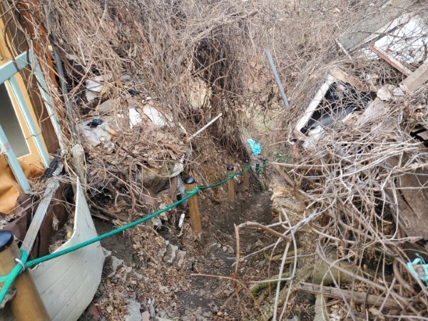 전주시 완산구 서서학동의 한 아파트 뒷산 등산로. 폐기물 산이 노끈에 의지한채 금방이라도 무너져버릴듯한 모습