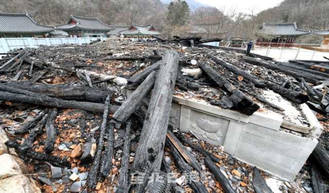 정읍 내장산 내장사 대웅전이 또다시 화재로 무너져 내렸다. 지난 5일 술에 취한 한 승려의 방화로 대웅전이 전소돼 까만 잿더미로 변한 6일 내장사를 찾은 시민이 안타까워 하고 있다. /오세림 기자