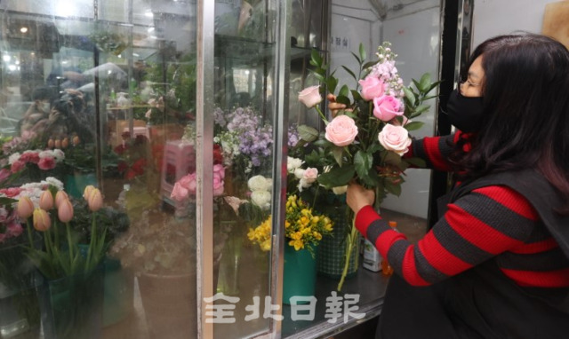 코로나19 영향과 기후 악화 등 꽃 가격이 올라 판매자와 소비자들의 불만이 일고 있는 가운데 5일 전주의 한 꽃집에서 사장이 손님에게 판매할 꽃다발을 만들고 있다. /조현욱 기자