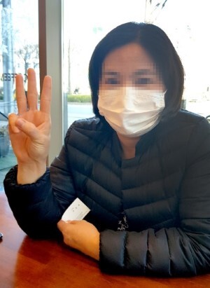 결혼이주여성 마알라 씨가 독재에 저항하고, 대의를 위해 희생한다는 뜻으로 미얀마 반 쿠데타 시위대를 지지하는 의미를 담고 있는 ‘세 손가락 경례’를 하고 있다.