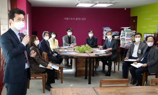 전주시는 5일 시장실에서 전주-완주 시내버스 지간선제 노선개편안 효과분석 보고회를 열고 김주영 한국교통연구원 교통빅데이터 연구본부장이 개편안 등을 보고하고 있다. /사진제공=전주시청