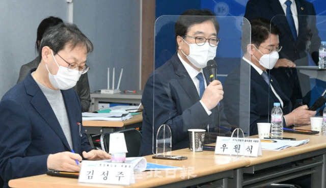 더불어민주당 우원식 국가균형발전특별위원장은 8일 전북도당에서 국가균형발전특별위원회 전북추진본부 간담회에 참석해 인사말을 하고 있다. /오세림 기자