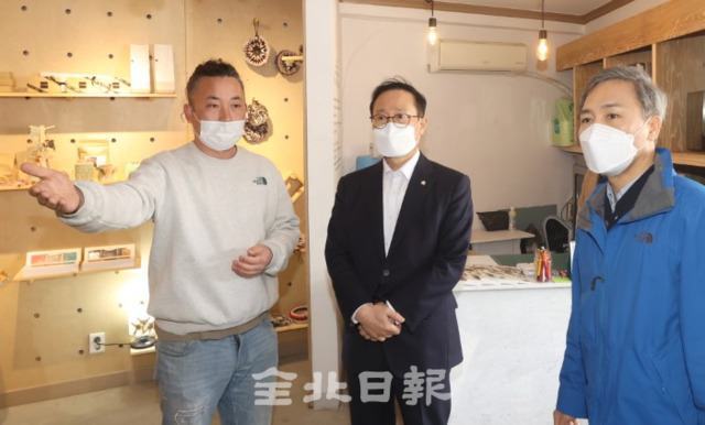 홍영표 더불어민주당 참좋은지방정부위원장(가운데)이 8일 제113회 3·8 세계 여성의 날을 맞아 전주 서노송예술촌을 찾아 여성인권 향상 방안에 논의하고 시설을 둘러보고 있다. /조현욱 기자