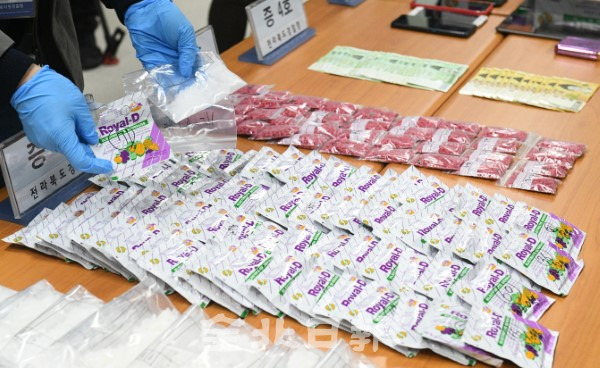전북경찰청 마약수사대는 태국에서 가루형태의 비타민 제품으로 포장해 국제특급우편으로 국내에 들여와 국내 체류중인 태국인 노동자들에게 판매. 유통시킨 태국인 7명을 마약류 관리 위반으로 구속하고 8일 압수품을 공개하고 있다. /오세림 기자