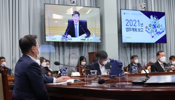 문재인 대통령이 8일 오후 청와대에서 열린 법무부·행정안전부 업무보고에서 전해철 행정안전부 장관으로부터 보고를 받고 있다. /사진=연합뉴스